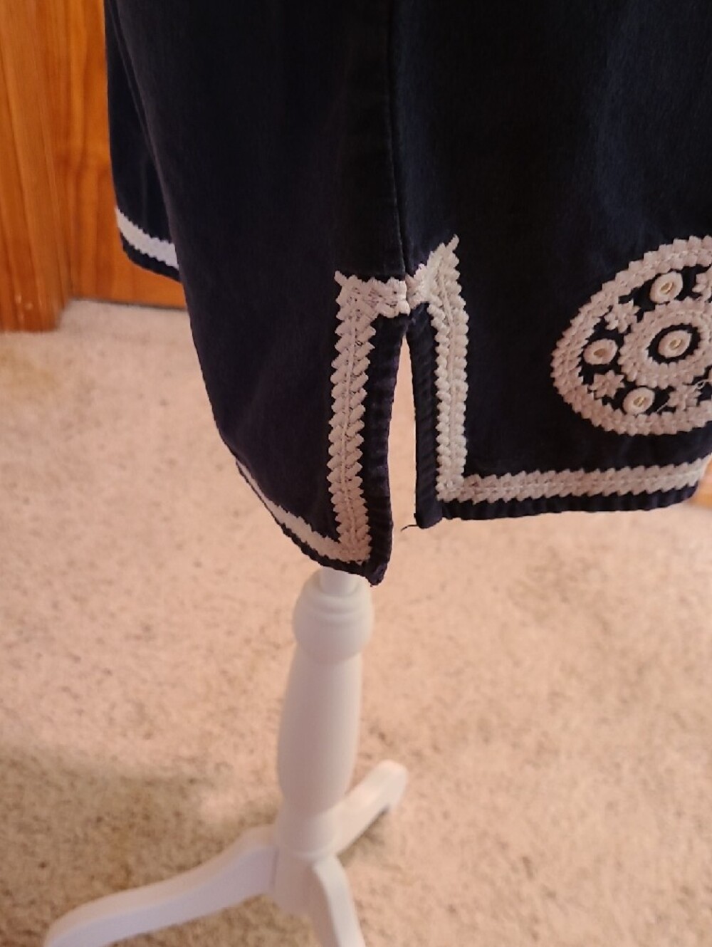 * Host Pick* Mud Pie Navy Sleeveless Top with White Circular Embroidery Size L - Picture 2 of 6
